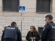 Policija je osetila sažaljenje prema jadnoj starici koja je nelegalno prodavala robu na ulici — ali kada se jedan od policajaca sagnuo da bolje pogleda povrće, žena je odmah uhapšena 😱😨