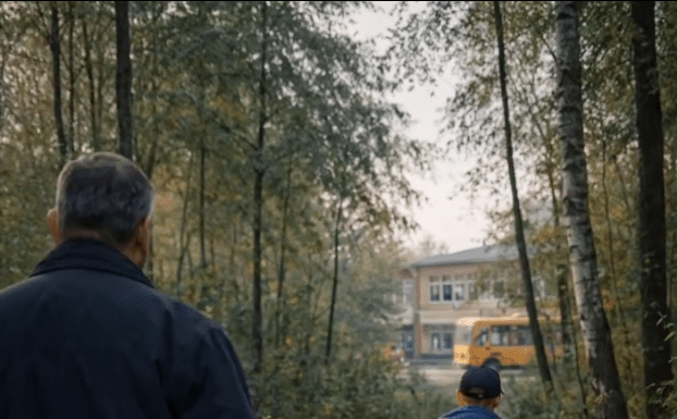 Vozač školskog autobusa primetio je da jedan od učenika ne ide u školu, već se uputio ka šumi; odlučio je da ga prati i bio je u šoku od onoga što je video 😲😨