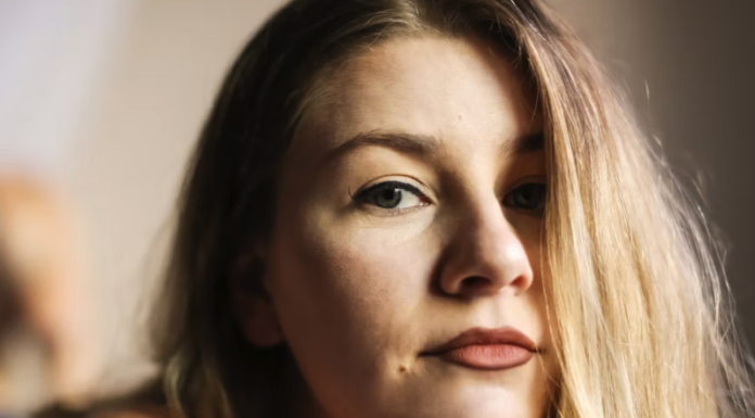 Vratila sam se kući i zatekla djecu kako spavaju u hodniku – šok koji je otkrio kako je muž pretvorio njihov život u haos