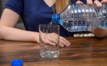 Da li je bezbedno piti vodu od juče? Stručnjaci kažu da može biti opasnije nego što mislite, evo zašto