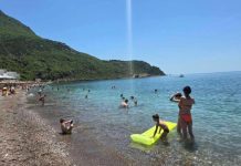 Kupači na plaži u Crnoj Gori NISU MOGLI DA VERUJU OČIMA! Zbog onoga što su videli u PLIĆAKU, odmah su pobjegli… (VIDEO)