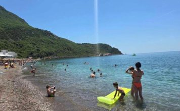Kupači na plaži u Crnoj Gori NISU MOGLI DA VERUJU OČIMA! Zbog onoga što su videli u PLIĆAKU, odmah su pobjegli… (VIDEO)