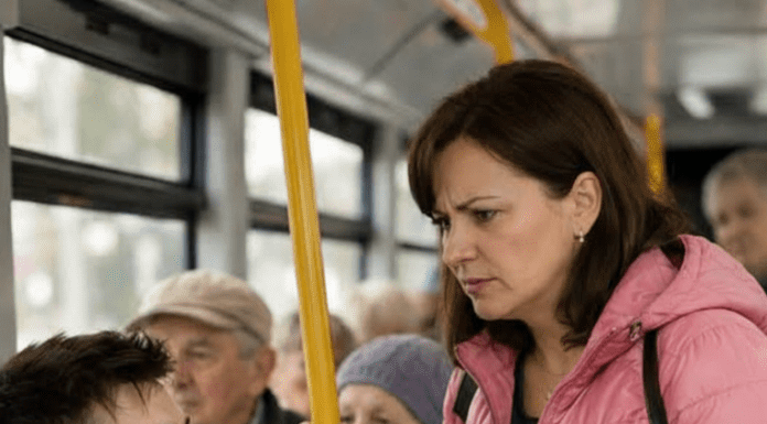 U autobusu je žena sa dvoje dece napravila skandal i zahtevala da joj mladi momak ustupi svoje mesto, ali je odjednom momak uradio nešto od čega su svi putnici zanemeli😨😢
