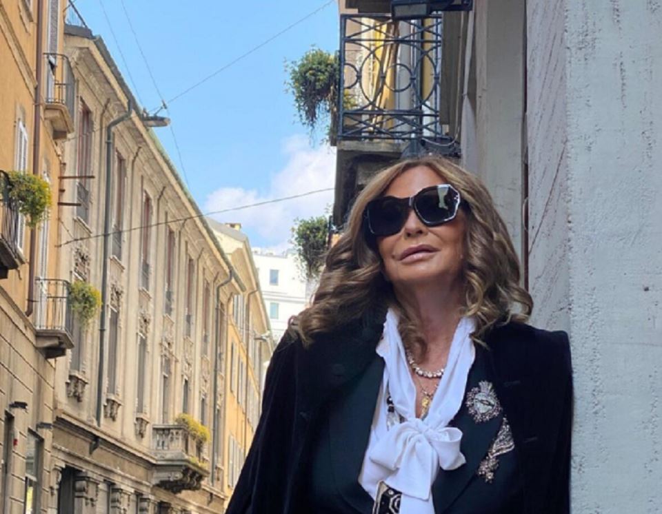 Šta žena starija od 60 godina treba da ima u svom ormaru da ne bi izgledala staromodno: Osnovno modno pravilo - featured image Šta žena starija od 60 godina treba da ima u svom ormaru da ne bi izgledala staromodno: Osnovno modno pravilo - featured image