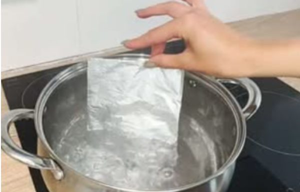 Znate li zašto trebate baciti ALUMINIJ u kipuću vodu? Jedna iskusna domaćica mi je savjetovala da to uradim i to je savršena pomoć u domaćinstvu! Znate li zašto trebate baciti ALUMINIJ u kipuću vodu? Jedna iskusna domaćica mi je savjetovala da to uradim i to je savršena pomoć u domaćinstvu! - featured image