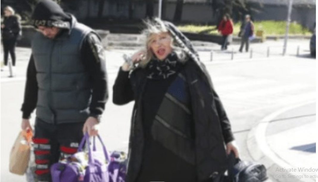 Pala na najniže grane, a do nedavno punila dvorane! Pjevačica (71) skuplja sve što nađe pored kontejnera - featured image