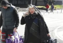 Pala na najniže grane, a do nedavno punila dvorane! Pjevačica (71) skuplja sve što nađe pored kontejnera Pala na najniže grane, a do nedavno punila dvorane! Pjevačica (71) skuplja sve što nađe pored kontejnera - featured image