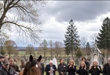 Tokom sahrane 60-godišnjeg farmera, njegov vjerni konj uletio je na groblje dok je nekoliko muškaraca pokušalo da zaustavi ludu životinju, a onda je kopitima počeo žestoko da udara u poklopac kovčega: svi prisutni su se smrzli od užasa kada se poklopac otvorio i vidjeli su šta se krije unutra 😱 Tokom sahrane 60-godišnjeg farmera, njegov vjerni konj uletio je na groblje dok je nekoliko muškaraca pokušalo da zaustavi ludu životinju, a onda je kopitima počeo žestoko da udara u poklopac kovčega: svi prisutni su se smrzli od užasa kada se poklopac otvorio i vidjeli su šta se krije unutra 😱 - featured image