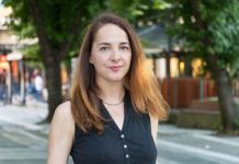 Sahranila sam muža pre 5 godina, taman kada sam da živim sa tugom, pojavio se na mojim vratima: Istinu koju mi je saopštio zabolela me više od njegove smrti Sahranila sam muža pre 5 godina, taman kada sam da živim sa tugom, pojavio se na mojim vratima: Istinu koju mi je saopštio zabolela me više od njegove smrti - featured image