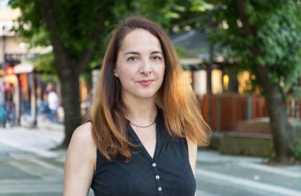 Sahranila sam muža pre 5 godina, taman kada sam da živim sa tugom, pojavio se na mojim vratima: Istinu koju mi je saopštio zabolela me više od njegove smrti Sahranila sam muža pre 5 godina, taman kada sam da živim sa tugom, pojavio se na mojim vratima: Istinu koju mi je saopštio zabolela me više od njegove smrti - featured image