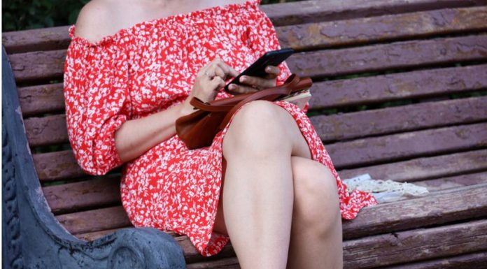 Šta znači ako stalno mrdate nogom dok sedite: Psiholozi kažu da ovo otkriva više nego što mislite Šta znači ako stalno mrdate nogom dok sedite: Psiholozi kažu da ovo otkriva više nego što mislite - featured image