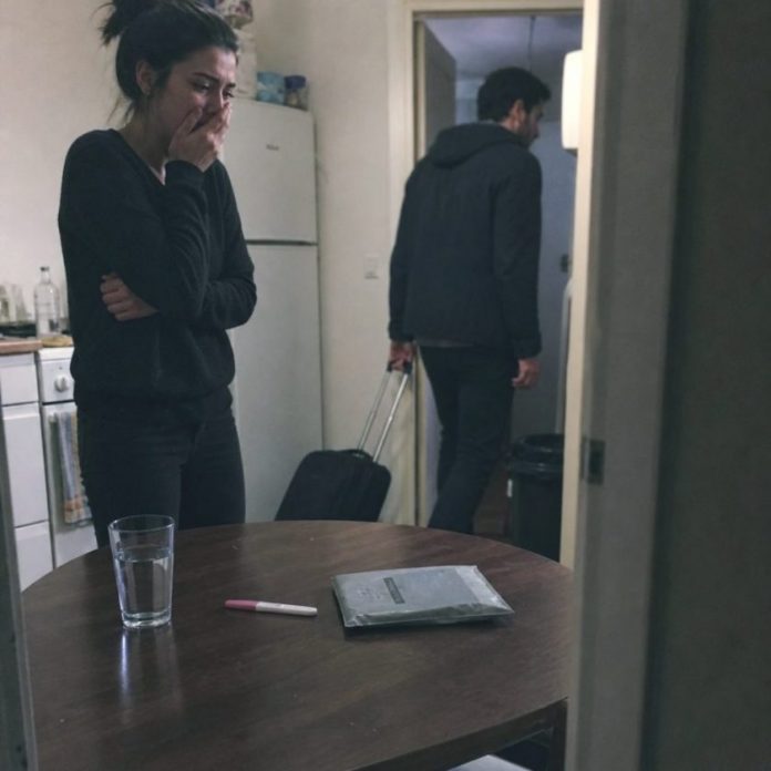 Muž je ubacio moj pozitivan test za trudnoću u čašu vode i rekao: “Neka se namoči, kao i tvoja laž. Ja sam napravio vazektomiju.” - featured image Muž je ubacio moj pozitivan test za trudnoću u čašu vode i rekao: “Neka se namoči, kao i tvoja laž. Ja sam napravio vazektomiju.” - featured image