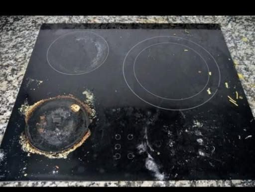 ŽENA PODIJELILA TRIK I ODUŠEVILA SVE: Evo kako se čisti keramička ploča, zaboravite na kupovna sredstva – OVAKO ĆE BITI BLISTAVA I BEZ MRLJE (RECEPT) ŽENA PODIJELILA TRIK I ODUŠEVILA SVE: Evo kako se čisti keramička ploča, zaboravite na kupovna sredstva – OVAKO ĆE BITI BLISTAVA I BEZ MRLJE (RECEPT) - featured image