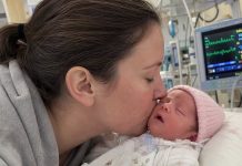 Majka je došla u mrtvačnicu kako bi posljednji put vidjela svoju djevojčicu. Ali tijekom oproštaja primijetila je nešto nevjerojatno… Majka je došla u mrtvačnicu kako bi posljednji put vidjela svoju djevojčicu. Ali tijekom oproštaja primijetila je nešto nevjerojatno… - featured image