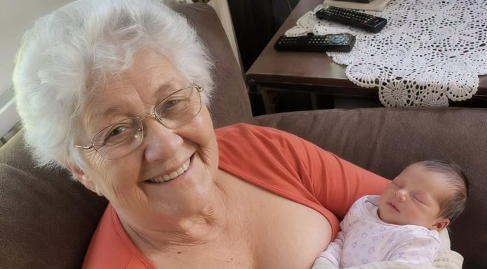 Rodila sam dijete u 79. godini, a moja su djeca pokrenula sudski postupak kako bi me proglasili mentalno nesposobnom. Ali kada je sudac upitao tko je djetetov otac, vrata sudnice su se otvorila… Rodila sam dijete u 79. godini, a moja su djeca pokrenula sudski postupak kako bi me proglasili mentalno nesposobnom. Ali kada je sudac upitao tko je djetetov otac, vrata sudnice su se otvorila… - featured image
