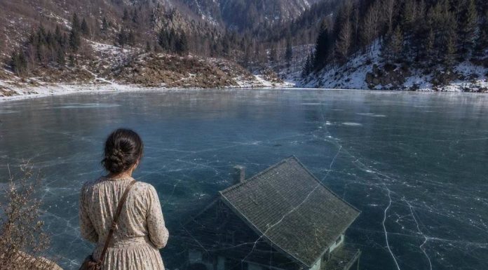 Otac joj je u nasljedstvo ostavio samo zaleđeno jezero u zaboravljenom rumunjskom selu, sve dok se ispod leda nije pojavila koliba o kojoj nitko nije želio priznati da išta zna… Otac joj je u nasljedstvo ostavio samo zaleđeno jezero u zaboravljenom rumunjskom selu, sve dok se ispod leda nije pojavila koliba o kojoj nitko nije želio priznati da išta zna… - featured image