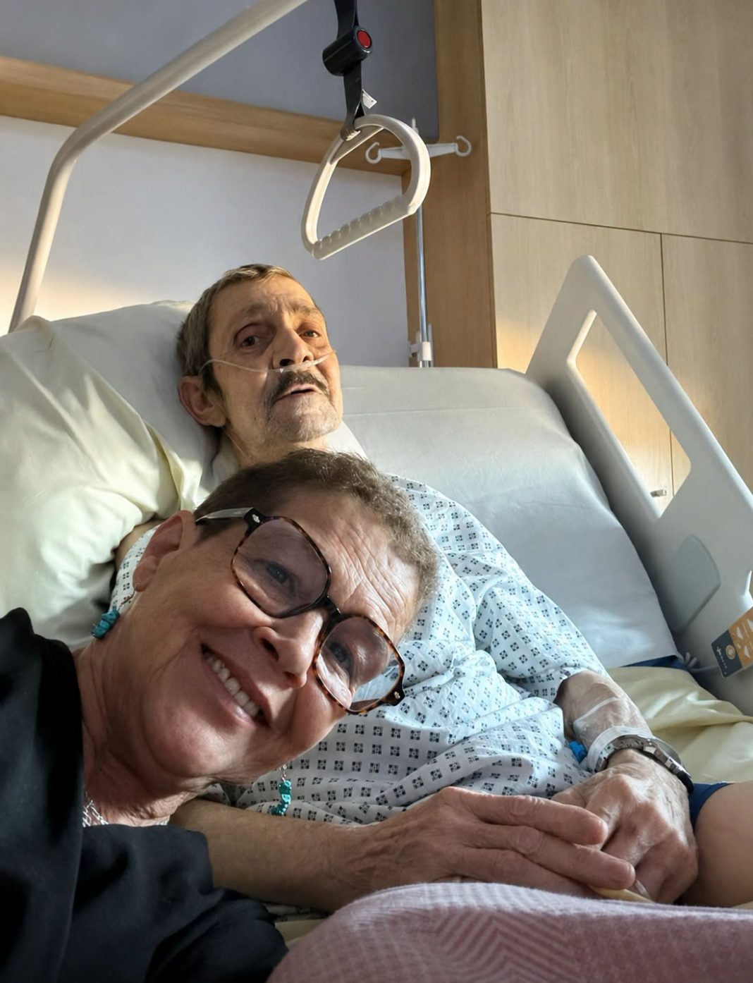 Moj 86-godišnji suprug zamolio me da se nasmiješim za našu posljednju fotografiju pokraj njegova bolničkog kreveta… Nisam razumjela zašto sve dok mi medicinska sestra nije predala ono što je potajno pripremio za mene… - featured image Moj 86-godišnji suprug zamolio me da se nasmiješim za našu posljednju fotografiju pokraj njegova bolničkog kreveta… Nisam razumjela zašto sve dok mi medicinska sestra nije predala ono što je potajno pripremio za mene… - featured image