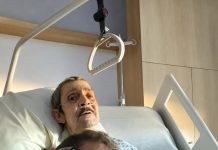Moj 86-godišnji suprug zamolio me da se nasmiješim za našu posljednju fotografiju pokraj njegova bolničkog kreveta… Nisam razumjela zašto sve dok mi medicinska sestra nije predala ono što je potajno pripremio za mene… Moj 86-godišnji suprug zamolio me da se nasmiješim za našu posljednju fotografiju pokraj njegova bolničkog kreveta… Nisam razumjela zašto sve dok mi medicinska sestra nije predala ono što je potajno pripremio za mene… - featured image