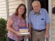 Devet godina kupovala sam lijekove i kuhala svom starijem susjedu, a nakon njegova sprovoda nećak me optužio da sam čekala nasljedstvo — tada mi je stiglo Petrovo posljednje pismo: „Pogledaj u stari zamrzivač u podrumu i nikome ne govori što si pronašla.“ Devet godina kupovala sam lijekove i kuhala svom starijem susjedu, a nakon njegova sprovoda nećak me optužio da sam čekala nasljedstvo — tada mi je stiglo Petrovo posljednje pismo: „Pogledaj u stari zamrzivač u podrumu i nikome ne govori što si pronašla.“ - featured image