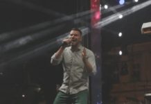 UMRLA DJEVOJKA NAŠEG PJEVAČA!! Odjednom se srušila na njegovom nastupu, on ne dolaazi sebi od šokkka… UMRLA DJEVOJKA NAŠEG PJEVAČA!! Odjednom se srušila na njegovom nastupu, on ne dolaazi sebi od šokkka… - featured image
