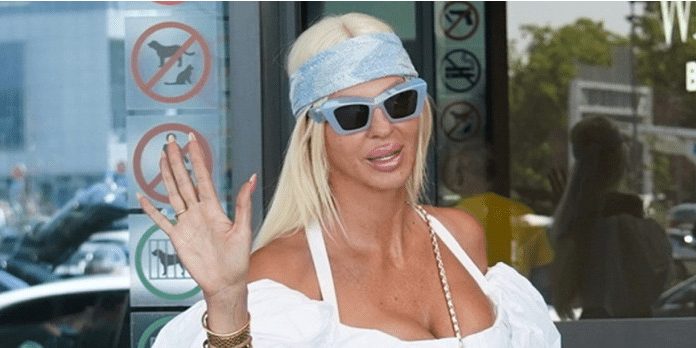 OMILJENI PARFEM JELENE KARLEUŠE STAR JE 24 GODINE Pevačica bez njega iz kuće ne izlazi, pravi je magnet za muškarce OMILJENI PARFEM JELENE KARLEUŠE STAR JE 24 GODINE Pevačica bez njega iz kuće ne izlazi, pravi je magnet za muškarce - featured image