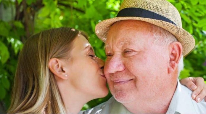 NESTAŠNI DEDA (75) IZ KOCELJEVE U ŠUPI SA SVASTIKOM (66), POSLE NJE PALA I SNAJKA (33)! Nacija zanemela od ŠOKA! NESTAŠNI DEDA (75) IZ KOCELJEVE U ŠUPI SA SVASTIKOM (66), POSLE NJE PALA I SNAJKA (33)! Nacija zanemela od ŠOKA! - featured image