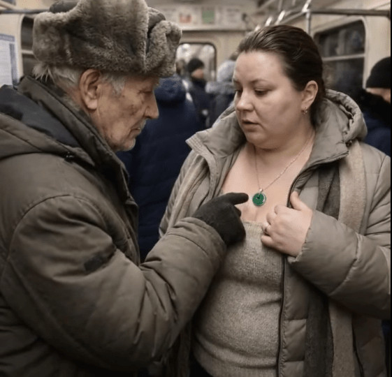 Neobičan savjet u vozu razotkrio je šta se krije iza poklona koji je Marija svakodnevno nosila - featured image Neobičan savjet u vozu razotkrio je šta se krije iza poklona koji je Marija svakodnevno nosila - featured image