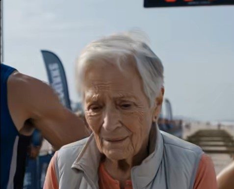 Osamdesetogodišnja žena došla je učestvovati u teškoj utrci s preprekama i stala na startnu liniju pored profesionalnih sportista. Neki od učesnika počeli su se smijati starici, ali kada se oglasio znak za početak, uradila je nešto što je sve oko nje ostavilo potpuno šokirane 😨 Osamdesetogodišnja žena došla je učestvovati u teškoj utrci s preprekama i stala na startnu liniju pored profesionalnih sportista. Neki od učesnika počeli su se smijati starici, ali kada se oglasio znak za početak, uradila je nešto što je sve oko nje ostavilo potpuno šokirane 😨 - featured image