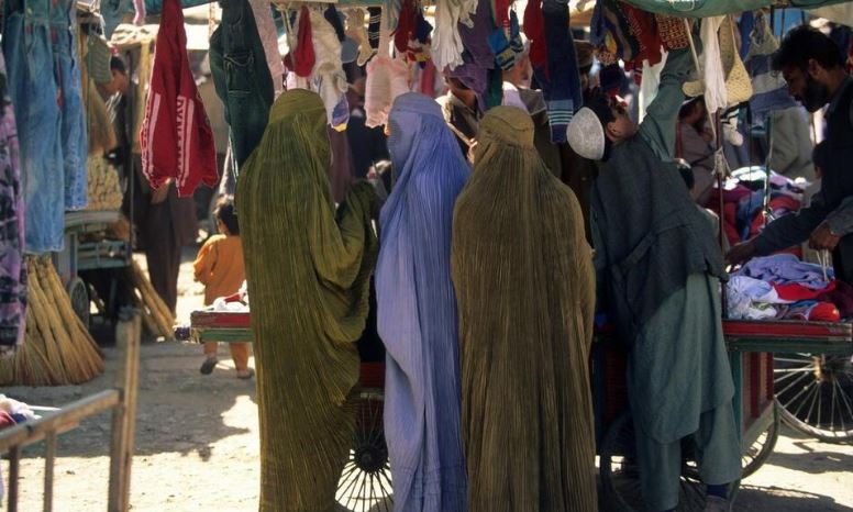 ŠTA NOSE ISLAMSKE ŽENE ISPOD TRADICIONALNE ODEĆE – BURKE: Odgovor je šokirao mnoge - featured image ŠTA NOSE ISLAMSKE ŽENE ISPOD TRADICIONALNE ODEĆE – BURKE: Odgovor je šokirao mnoge - featured image