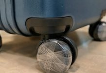 Svi ovo rade pred put, a retko ko zna zašto: Stavite lepljivu traku na točkiće kofera i rešite veliki problem Svi ovo rade pred put, a retko ko zna zašto: Stavite lepljivu traku na točkiće kofera i rešite veliki problem - featured image