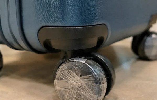 Svi ovo rade pred put, a retko ko zna zašto: Stavite lepljivu traku na točkiće kofera i rešite veliki problem Svi ovo rade pred put, a retko ko zna zašto: Stavite lepljivu traku na točkiće kofera i rešite veliki problem - featured image