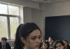 Dvanaest godina nakon što su moj otac i majčina najbolja prijateljica organizirali nesreću, naplatili naše životno osiguranje i izgradili bogatstvo na našoj smrti, vratila sam se pod drugim imenom u školu njihova sina — ali moja osveta nije počela prijetnjom, nego starim policijskim spisom, lažnim potpisom i čovjekom koji je godinama šutio Dvanaest godina nakon što su moj otac i majčina najbolja prijateljica organizirali nesreću, naplatili naše životno osiguranje i izgradili bogatstvo na našoj smrti, vratila sam se pod drugim imenom u školu njihova sina — ali moja osveta nije počela prijetnjom, nego starim policijskim spisom, lažnim potpisom i čovjekom koji je godinama šutio - featured image