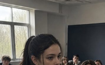Dvanaest godina nakon što su moj otac i majčina najbolja prijateljica organizirali nesreću, naplatili naše životno osiguranje i izgradili bogatstvo na našoj smrti, vratila sam se pod drugim imenom u školu njihova sina — ali moja osveta nije počela prijetnjom, nego starim policijskim spisom, lažnim potpisom i čovjekom koji je godinama šutio Dvanaest godina nakon što su moj otac i majčina najbolja prijateljica organizirali nesreću, naplatili naše životno osiguranje i izgradili bogatstvo na našoj smrti, vratila sam se pod drugim imenom u školu njihova sina — ali moja osveta nije počela prijetnjom, nego starim policijskim spisom, lažnim potpisom i čovjekom koji je godinama šutio - featured image
