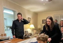 Moj osmogodišnji nećak nije se odvajao od lijesa svoje majke tijekom cijelog bdjenja, neprestano ponavljajući: **„Nemojte ga još zatvoriti… rekla mi je da čekam zvuk.“** Svi su mislili da je dječak jednostavno u šoku… sve dok se negdje oko ponoći nešto nije počelo tresti unutar haljine u koju su odjenuli moju sestru. Moj osmogodišnji nećak nije se odvajao od lijesa svoje majke tijekom cijelog bdjenja, neprestano ponavljajući: **„Nemojte ga još zatvoriti… rekla mi je da čekam zvuk.“** Svi su mislili da je dječak jednostavno u šoku… sve dok se negdje oko ponoći nešto nije počelo tresti unutar haljine u koju su odjenuli moju sestru. - featured image