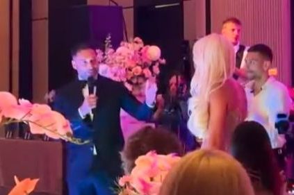 Karleuša poljubila bivšeg supruga pred svima: Haos u hotelu, gosti vrište (VIDEO) - featured image Karleuša poljubila bivšeg supruga pred svima: Haos u hotelu, gosti vrište (VIDEO) - featured image
