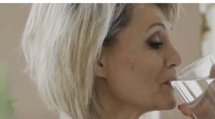 EVO KOLIKO VODE DNEVNO SMIJETE DA POPIJETE, A DA VAM NE STRADA MOZAK: Ova BROJKA je TAČNA MJERA, sve preko je TROVANJE EVO KOLIKO VODE DNEVNO SMIJETE DA POPIJETE, A DA VAM NE STRADA MOZAK: Ova BROJKA je TAČNA MJERA, sve preko je TROVANJE - featured image