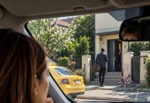 „Odvela sam supruga na aerodrom zbog poslovnog puta i poljubila ga za rastanak. Kada sam bila spremna krenuti, naš petogodišnji dječak mi je šapnuo: «Mami, nemoj još ići. Pogledaj tatu.» Deset minuta kasnije, moj suprug je izašao iz aerodroma i ušao u taksi. Slijedila sam ga — a kada sam vidjela gdje je sišao, noge su mi se odsjekle…” „Odvela sam supruga na aerodrom zbog poslovnog puta i poljubila ga za rastanak. Kada sam bila spremna krenuti, naš petogodišnji dječak mi je šapnuo: «Mami, nemoj još ići. Pogledaj tatu.» Deset minuta kasnije, moj suprug je izašao iz aerodroma i ušao u taksi. Slijedila sam ga — a kada sam vidjela gdje je sišao, noge su mi se odsjekle…” - featured image