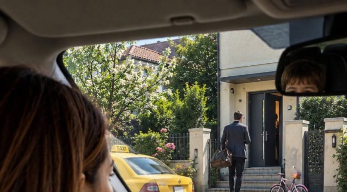 „Odvela sam supruga na aerodrom zbog poslovnog puta i poljubila ga za rastanak. Kada sam bila spremna krenuti, naš petogodišnji dječak mi je šapnuo: «Mami, nemoj još ići. Pogledaj tatu.» Deset minuta kasnije, moj suprug je izašao iz aerodroma i ušao u taksi. Slijedila sam ga — a kada sam vidjela gdje je sišao, noge su mi se odsjekle…” „Odvela sam supruga na aerodrom zbog poslovnog puta i poljubila ga za rastanak. Kada sam bila spremna krenuti, naš petogodišnji dječak mi je šapnuo: «Mami, nemoj još ići. Pogledaj tatu.» Deset minuta kasnije, moj suprug je izašao iz aerodroma i ušao u taksi. Slijedila sam ga — a kada sam vidjela gdje je sišao, noge su mi se odsjekle…” - featured image