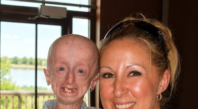 💔 „Mama, da sam normalan, bi li me ljudi voljeli?”… Godinama su ismijavali mog sina i zvali ga „malim starcem”, ali jednog dana riječi koje je zapisao u svoju staru bilježnicu natjerale su cijelu dvoranu da ustane 🥹👇‼️ 💔 „Mama, da sam normalan, bi li me ljudi voljeli?”… Godinama su ismijavali mog sina i zvali ga „malim starcem”, ali jednog dana riječi koje je zapisao u svoju staru bilježnicu natjerale su cijelu dvoranu da ustane 🥹👇‼️ - featured image