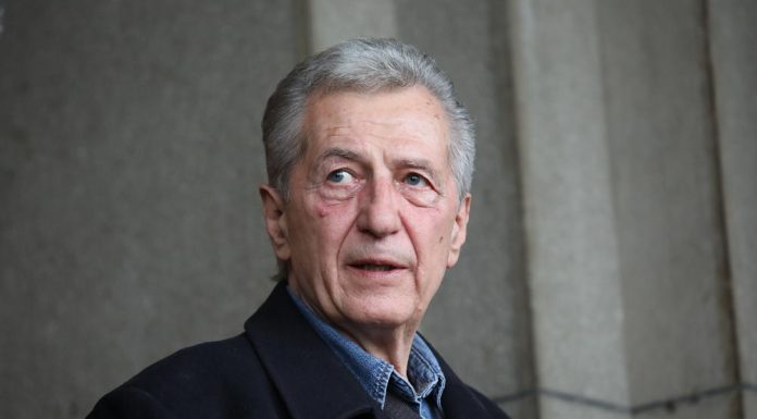 VELIKA TUGA MRČAJEVCI TUGUJU ZA OVIM ČOVEKOM: Celo mesto izlepljeno umrlicom Miroslava Ilića, nezapamćena tragedija VELIKA TUGA MRČAJEVCI TUGUJU ZA OVIM ČOVEKOM: Celo mesto izlepljeno umrlicom Miroslava Ilića, nezapamćena tragedija - featured image