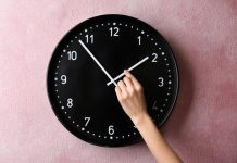 Sat pomjeramo najranije u posljednjih 11 godina: Evo kog datuma vraćamo kazaljke i spavamo duže Sat pomjeramo najranije u posljednjih 11 godina: Evo kog datuma vraćamo kazaljke i spavamo duže - featured image