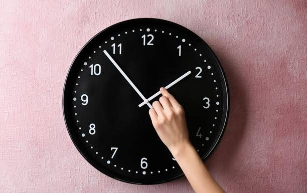 Sat pomjeramo najranije u posljednjih 11 godina: Evo kog datuma vraćamo kazaljke i spavamo duže Sat pomjeramo najranije u posljednjih 11 godina: Evo kog datuma vraćamo kazaljke i spavamo duže - featured image