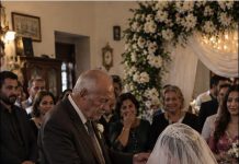 Sedamdesetjednogodišnji bogati muškarac pristao je oženiti mladu ženu, a da joj nikada nije vidio lice. Roditelji mlade imali su samo jedan neobičan uslov: mladoženja će smjeti podići njen veo tek nakon što vjenčanje bude završeno. Muškarac je pristao, ali kada je tokom ceremonije konačno uklonio tkaninu s lica svoje mlade supruge, samo je nekoliko sekundi nepomično gledao u nju, a zatim se užasnuto odmaknuo. 😨 Sedamdesetjednogodišnji bogati muškarac pristao je oženiti mladu ženu, a da joj nikada nije vidio lice. Roditelji mlade imali su samo jedan neobičan uslov: mladoženja će smjeti podići njen veo tek nakon što vjenčanje bude završeno. Muškarac je pristao, ali kada je tokom ceremonije konačno uklonio tkaninu s lica svoje mlade supruge, samo je nekoliko sekundi nepomično gledao u nju, a zatim se užasnuto odmaknuo. 😨 - featured image