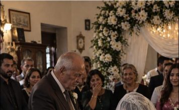 Sedamdesetjednogodišnji bogati muškarac pristao je oženiti mladu ženu, a da joj nikada nije vidio lice. Roditelji mlade imali su samo jedan neobičan uslov: mladoženja će smjeti podići njen veo tek nakon što vjenčanje bude završeno. Muškarac je pristao, ali kada je tokom ceremonije konačno uklonio tkaninu s lica svoje mlade supruge, samo je nekoliko sekundi nepomično gledao u nju, a zatim se užasnuto odmaknuo. 😨 Sedamdesetjednogodišnji bogati muškarac pristao je oženiti mladu ženu, a da joj nikada nije vidio lice. Roditelji mlade imali su samo jedan neobičan uslov: mladoženja će smjeti podići njen veo tek nakon što vjenčanje bude završeno. Muškarac je pristao, ali kada je tokom ceremonije konačno uklonio tkaninu s lica svoje mlade supruge, samo je nekoliko sekundi nepomično gledao u nju, a zatim se užasnuto odmaknuo. 😨 - featured image