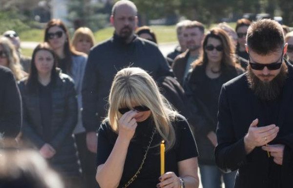 ĆERKU SAŠE POPOVIĆA NA GROBU SAČEKAO OVAJ ČOVEK! Uručio joj kovertu, Aleksandra se slomila kad je otvorila: Evo šta je bilo u njoj ĆERKU SAŠE POPOVIĆA NA GROBU SAČEKAO OVAJ ČOVEK! Uručio joj kovertu, Aleksandra se slomila kad je otvorila: Evo šta je bilo u njoj - featured image