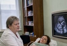 U osmom mesecu trudnoće, doktorka je tokom ultrazvuka primetila zabrinjavajuće promene i zamolila ženu da ostane u bolnici i da se ne vraća svom mužu. U osmom mesecu trudnoće, doktorka je tokom ultrazvuka primetila zabrinjavajuće promene i zamolila ženu da ostane u bolnici i da se ne vraća svom mužu. - featured image