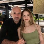 Moj otac me je pozvao na večeru, uhvatio me za ruku i rekao svojim prijateljima: „Upoznajte devojku koju volim.“ Sedela sam preplašena — sve dok jedan od njegovih prijatelja nije rekao nešto zbog čega sam briznula u plač… Moj otac me je pozvao na večeru, uhvatio me za ruku i rekao svojim prijateljima: „Upoznajte devojku koju volim.“ Sedela sam preplašena — sve dok jedan od njegovih prijatelja nije rekao nešto zbog čega sam briznula u plač… - featured image