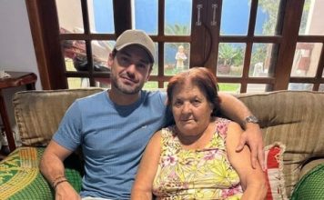 Moja 76-godišnja majka me je preklinjala da je ne ostavljam samu sa svojim 28-godišnjim sinom. Svake noći zaključavao je vrata njene spavaće sobe, a svakog jutra izgledala je sve prestravljenije. Ali kada sam postavila skrivenu kameru i videla šta joj donosi u sobu u tri sata ujutru, odmah sam pozvala policiju… Moja 76-godišnja majka me je preklinjala da je ne ostavljam samu sa svojim 28-godišnjim sinom. Svake noći zaključavao je vrata njene spavaće sobe, a svakog jutra izgledala je sve prestravljenije. Ali kada sam postavila skrivenu kameru i videla šta joj donosi u sobu u tri sata ujutru, odmah sam pozvala policiju… - featured image