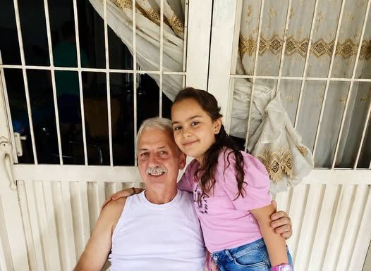Moja kćerka stalno je molila da ostane kod djeda, ali nakon što sam čula jednu rečenicu koju je ponovila, odlučila sam se potajno vratiti i otkriti šta se događa… 😨💔 Moja kćerka stalno je molila da ostane kod djeda, ali nakon što sam čula jednu rečenicu koju je ponovila, odlučila sam se potajno vratiti i otkriti šta se događa… 😨💔 - featured image