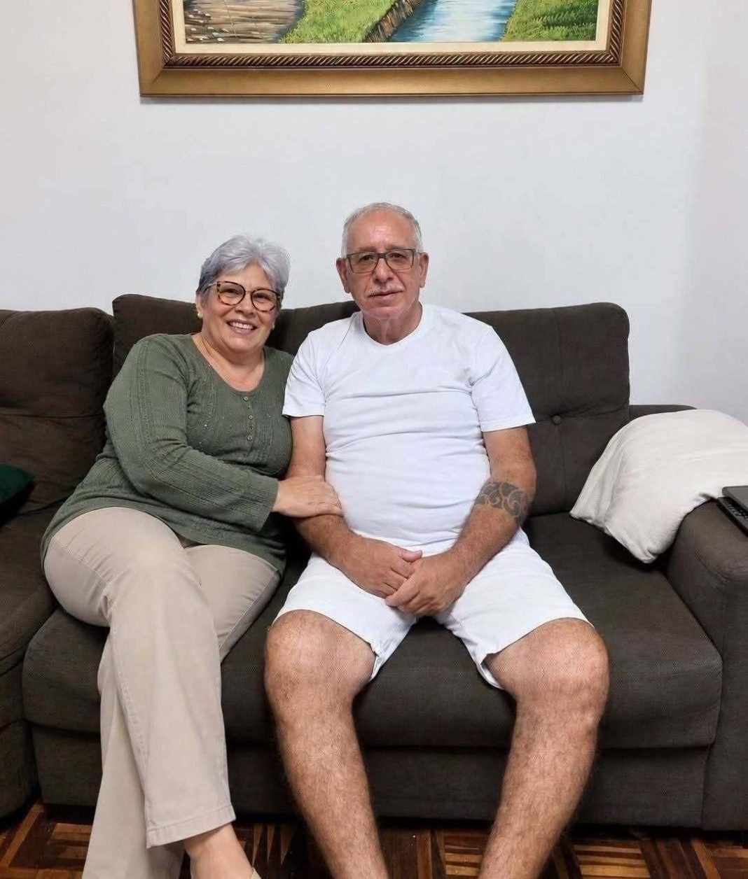 Godinama je moja majka nosila duge rukave, čak i usred najvećih ljetnih vrućina. Jednog dana konačno sam je upitala: „Mama, je li ti tata nešto uradio?“ Problijedjela je, zatvorila vrata i rekla nešto što me uplašilo još više… - featured image Godinama je moja majka nosila duge rukave, čak i usred najvećih ljetnih vrućina. Jednog dana konačno sam je upitala: „Mama, je li ti tata nešto uradio?“ Problijedjela je, zatvorila vrata i rekla nešto što me uplašilo još više… - featured image
